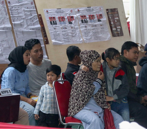 Sejumlah warga saat akan menyalurkan hak suaranya saat mengantre di bangku-bangku TPS 033 di wilayah Bojong Koneng, Kedung Halang, Kabupaten Bogor. Foto: Liputan6.com / Herman Zakharia
