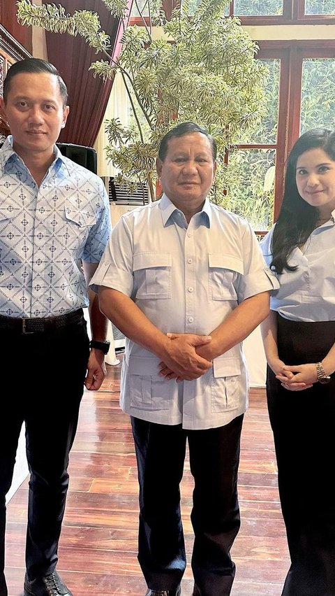 Inilah Momen Prabowo diapit AHY dan Annisa Pohan yang datang ke rumahnya untuk memberikan dukungan.