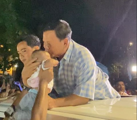 Momen Prabowo Cium Bayi Saat Tinggalkan Kertanegara Bersama Gibran