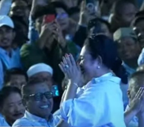 Hingga berita ini diturunkan, Prabowo didampingi Gibran masih menyampaikan pidato kemenangan.<br>