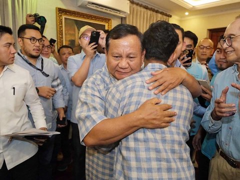 Portrait of Warm Hug between Prabowo - Gibran After Seeing Quick Count Results