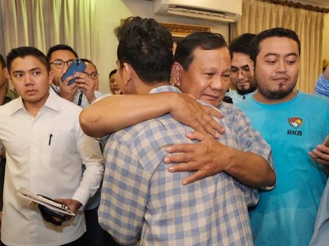 Portrait of Warm Hug between Prabowo - Gibran After Seeing Quick Count Results