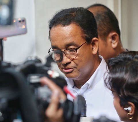 FOTO: Ekspresi Anies Baswedan Tinggalkan Markas Tim Pemenangan Usai Pantau Quick Count Pilpres 2024