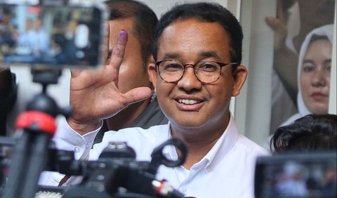 Lebih lanjut, Anies mengimbau massa pendukungnya tidak tergiring hasil quick count berbagai lembaga survei. Sebab, ujar Anies KPU tengah bekerja.<br>