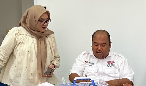 “Misalnya di Kecamatan Ciputat Timur, di TPS 68. Jumlah DPT nya 284 tapi surat suara dikirim melebihi 291 dan diamlop tertulis 290 surat suara DPR RI, surat suaranya 300 tapi tertulis 290 di amplop,”