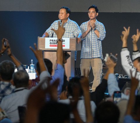 Pasangan calon presiden dan calon wakil presiden nomor urut 2, Prabowo Subianto dan Gibran Rakabuming Raka menyampaikan pidato kemenangan setelah unggul dalam hitung cepat atau quick count Pilpres 2024. Pidato tersebut disampaikan di Istora Senayan, Jakarta, pada Rabu (14/2/2024) malam. Bay Ismoyo/AFP