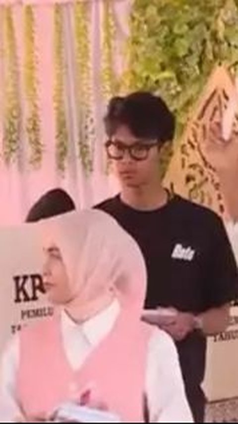 Istri Ganjar Pranowo hadir menawan dengan baju pink putih yang dipadukan dengan hijab pink.