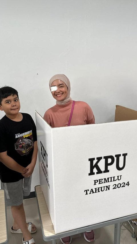 Intan Nuraini pergi ke TPS dengan outfit serba pink dan mengenakan satu penutup mata.