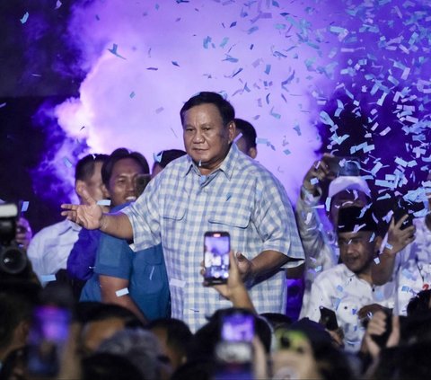 Pasangan calon presiden-calon wakil presiden nomor urut 2, Prabowo Subianto dan Gibran Rakabuming Raka menyampaikan pidato kemenangan hasil hitung cepat atau quick count Pilpres 2024 di Istora Senayan, Jakarta, Rabu (14/2/2024). YASUYOSHI CHIBA/AFP