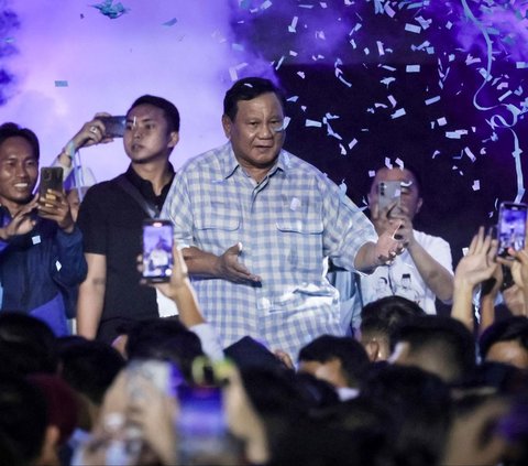 FOTO: Aksi Prabowo Joget Gemoy Usai Pidato Kemenangan Hasil Quick Count di Istora