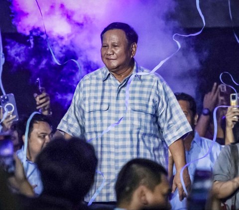 FOTO: Aksi Prabowo Joget Gemoy Usai Pidato Kemenangan Hasil Quick Count di Istora