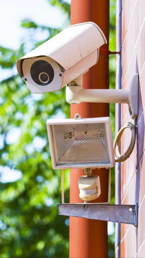Neighbour Installs 360-Degree Moving CCTV, This Woman Complains About Feeling Privacy Lost in Her Own Home.