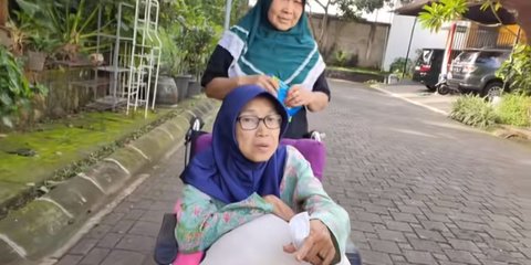 Subhanallah, Sebelum Berangkat Kerja Aldi Taher Cium Kaki dan Kening Sang Ibu Bikin Salut Netizen