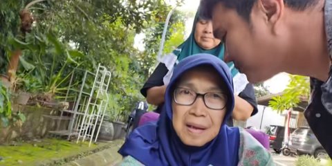 Subhanallah, Sebelum Berangkat Kerja Aldi Taher Cium Kaki dan Kening Sang Ibu Bikin Salut Netizen