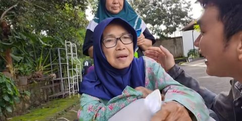 Postingan Aldi Taher langsung banjir komentar dari netizen. Mereka pun begitu salut dengan perlakuan Aldi Taher kepada sang ibu.<br>