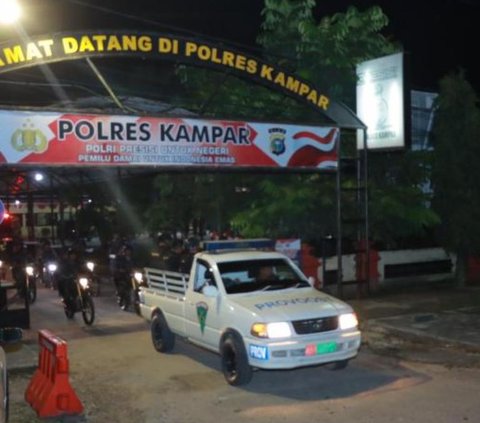 Sebelumnya, Kapolres Kampar AKBP Ronald Sumaja langsung pimpin patroli sinergitas dalam rangka pengamanan Pemilu 2024, di wilayah hukum Polres Kampar, Minggu (11/2) malam.<br>