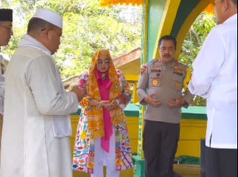 Wakapolri dan Istri Ziarah ke Makam Ulama Asal Yaman, Ada Momen Tiba-Tiba Tangan Sang Jenderal Diciumi Sosok 'Lucu'