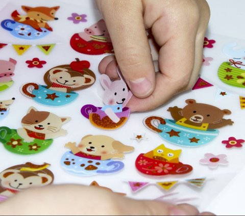 Girls Really Like Playing Stickers, Turns Out There's a Psychological Explanation