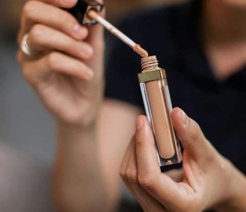 4 Cara Menggunakan Concealer Pensil, Samarkan Flek hingga Pertegas Ujung Mata
