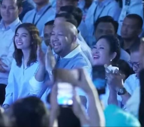 Compact Style of Selvi Ananda and Titiek Soeharto During Prabowo-Gibran's 'Victory' Speech