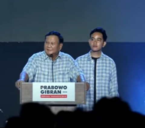 Moment Prabowo Subianto Orders Deddy Corbuzier to Open His Hat During Speech at Istora Senayan