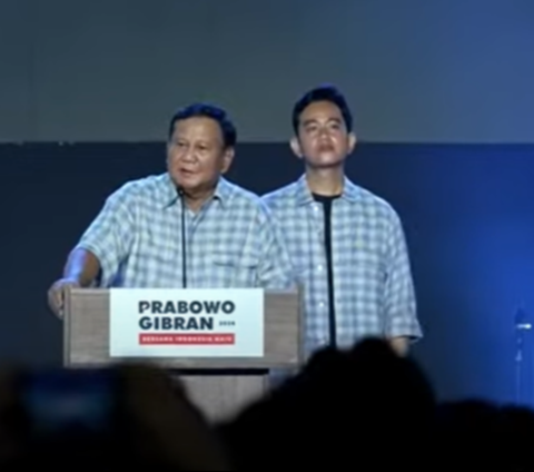 Moment Prabowo Subianto Orders Deddy Corbuzier to Open His Hat During Speech at Istora Senayan