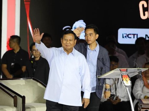 Moment Prabowo Subianto Orders Deddy Corbuzier to Open His Hat During Speech at Istora Senayan