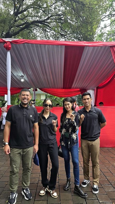 Style Slay Dian Sastro Voting at the Polling Station, Her Shoes are Really Hits!