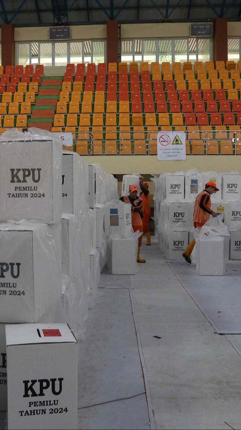 FOTO: Pencoblosan Berakhir, KPU Jaktim Tarik Kembai Logistik Pemilu 2024 dari TPS