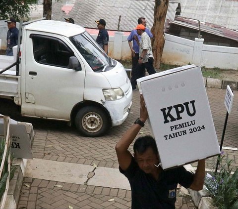 FOTO: Pencoblosan Berakhir, KPU Jaktim Tarik Kembai Logistik Pemilu 2024 dari TPS