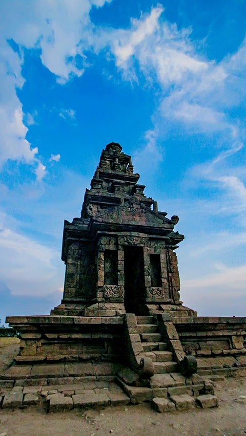 Magelang memesona para pengunjung dengan keindahan alam dan warisan budayanya yang kaya. Salah satu daya tarik utama Magelang adalah Candi Borobudur, sebuah situs bersejarah yang menjadi warisan dunia UNESCO.