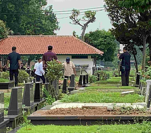 Calon presiden nomor urut 02, Prabowo Subianto berziarah ke makam ibunya, Dora Sigar di Tempat Pemakaman Umum (TPU) Tanah Kusir, Jakarta Selatan, Kamis (15/2).