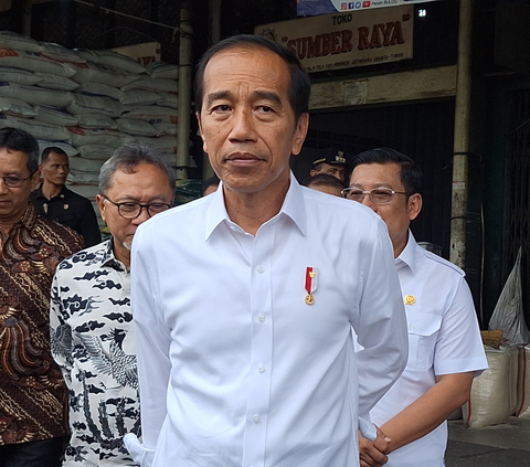 Cek Beras di Pasar Induk Cipinang, Jokowi Klaim Stok Melimpah