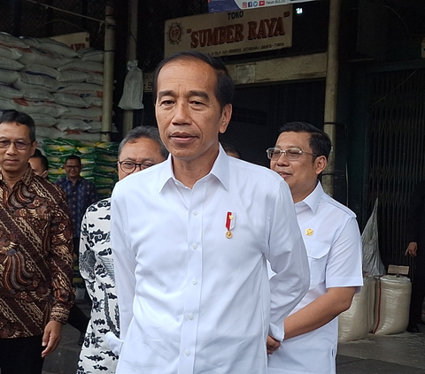 Cek Beras di Pasar Induk Cipinang, Jokowi Klaim Stok Melimpah