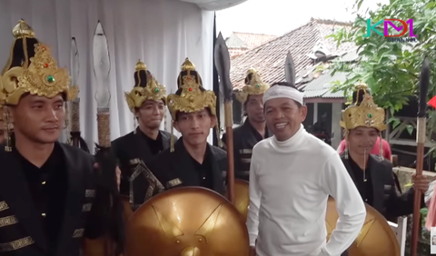 Bertemu dengan para petugas berpakaian tradisional khas tentara kerajaan, Dedi mengaku kaget. Dedi lantas mengabadikan momen. 