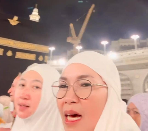 Potret Orangtua Ayu Ting Ting Umrah Bareng Calon Besan: Cuma Bisa Bersyukur Ya Allah