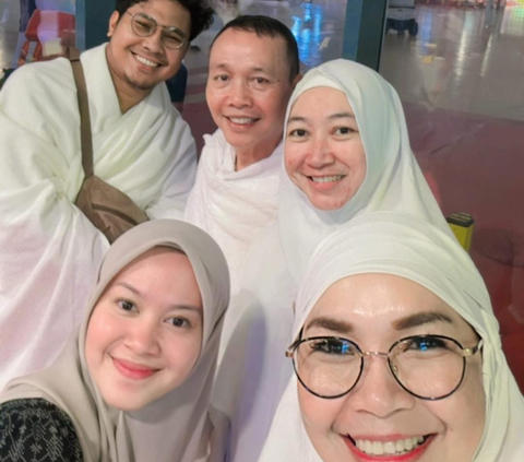 Potret Orangtua Ayu Ting Ting Umrah Bareng Calon Besan: Cuma Bisa Bersyukur Ya Allah