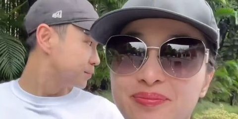 Potret Kompak Sandra Dewi dan Suami saat Nyoblos ke TPS, Penampilan Harvey Moeis Bikin Salfok 'Rafa Gede Lagi Nyoblos'