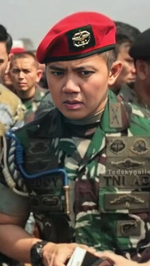 Mayor Teddy perwira TNI dari unit Komando Pasukan Khusus (Kopassus) dan merupakan alumni dari SMA Taruna Nusantara, Magelang, Jawa Tengah.