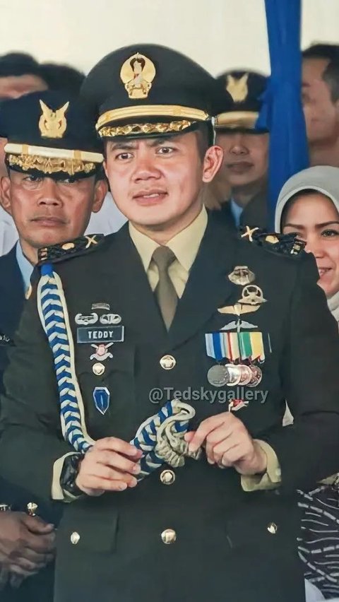 Teddy berhasil menyelesaikan pendidikan di Amerika Serikat dengan pencapaian yang sangat mengesankan.