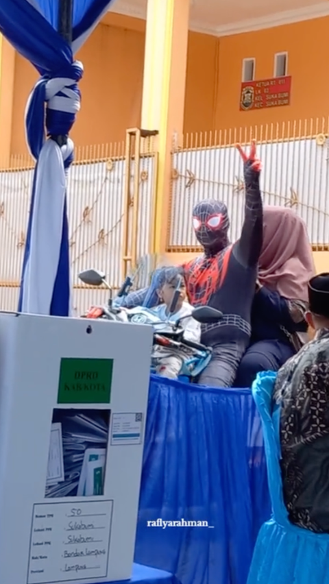 Deretan Aksi Kocak Warga saat Nyoblos ke TPS, Cosplay Spiderman hingga Ultraman