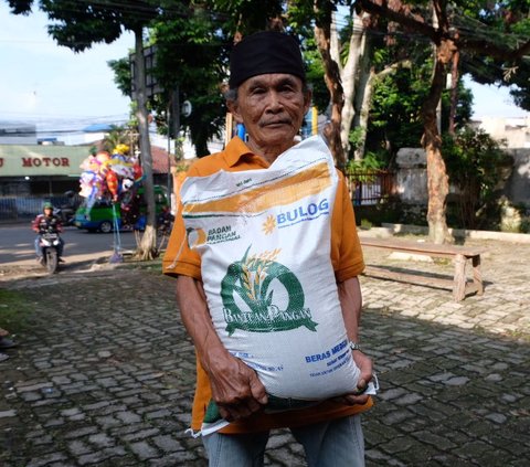 Usai Pencoblosan, Bulog Kembali Salurkan Bansos Beras 10 Kg di Bogor