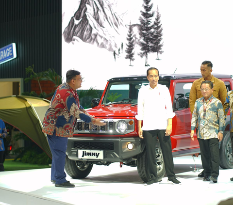 Buka IIMS 2024, Jokowi Minta Semua Perusahaan Otomotif Dunia Produksi Mobil Listrik di Indonesia