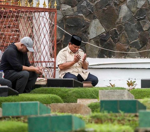 Calon presiden nomor urut 2, Prabowo Subianto melakukan ziarah ke malam sang ayah, Soemitro Djojohadikusumo, di TPU Karet Bivak, Jakarta, Kamis (15/2/2024). Prabowo berziarah ke makam ayahnya seusai memenangkan hasil hitung cepat atau quick count Pilpres 2024.