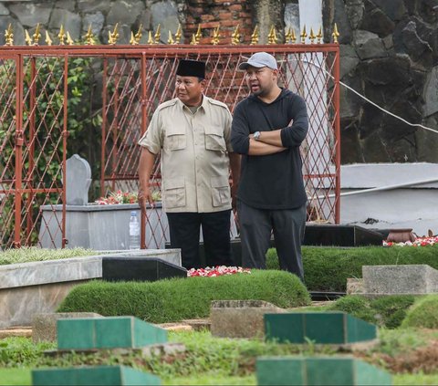 FOTO: Menang Quick Count Pilpres 2024, Prabowo Ziarah ke Makam Ayah dan Ibu