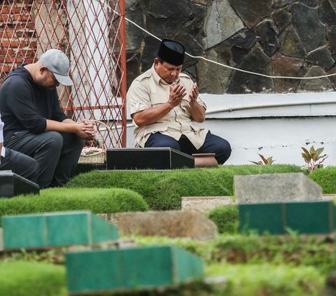 FOTO: Menang Quick Count Pilpres 2024, Prabowo Ziarah ke Makam Ayah dan Ibu