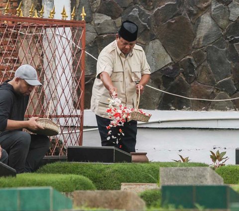 FOTO: Menang Quick Count Pilpres 2024, Prabowo Ziarah ke Makam Ayah dan Ibu