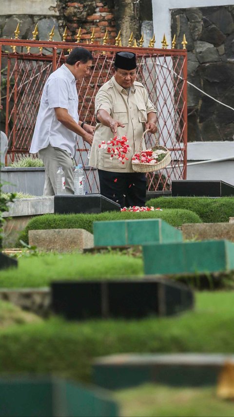 Tak hanya berziarah ke makam sang ayah, Prabowo juga mengunjungi peristirahatan terakhir ibunya, Dora Marie Sigar, di TPU Tanah Kusir.