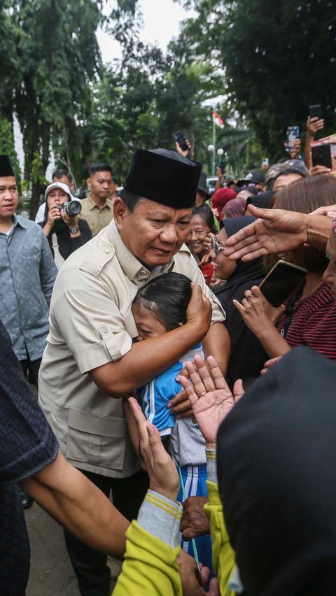 FOTO: Momen Prabowo Sapa Warga Usai Ziarah ke Makam Sang Ayah, Dapat Ucapan Selamat