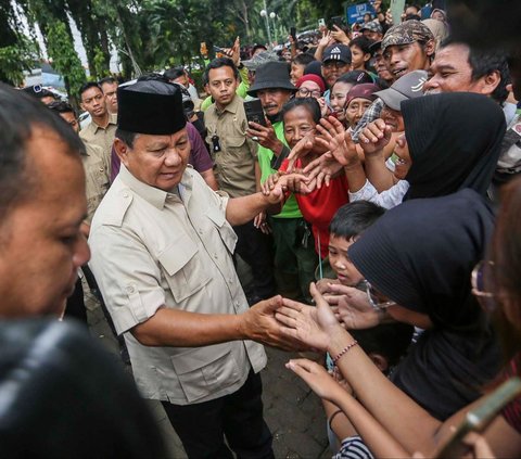 Calon presiden nomor urut 2, Prabowo Subianto menemui warga seusai melakukan ziarah ke makam sang ayah, Zoemitro Djojohadikusumo, di TPU Karet Bivak, Jakarta, Kamis (15/2/2024). Dalam momen tersebut Prabowo menyempatkan berinteraksi dengan warga.  Liputan6.com/Angga Yuniar